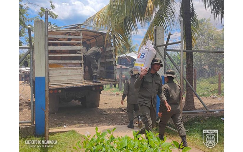 Ejército de Nicaragua efectúan descargue de merienda escolar