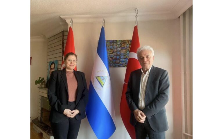 Embajada de Nicaragua en Türkiye recibe al poeta Adnan Özer, traductor de Rubén Darío al turco