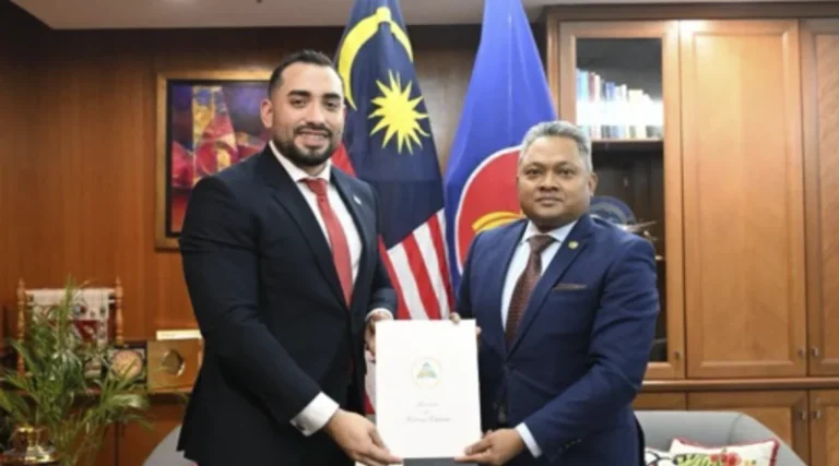 Embajador de Nicaragua presenta Copias de Estilo en Malasia