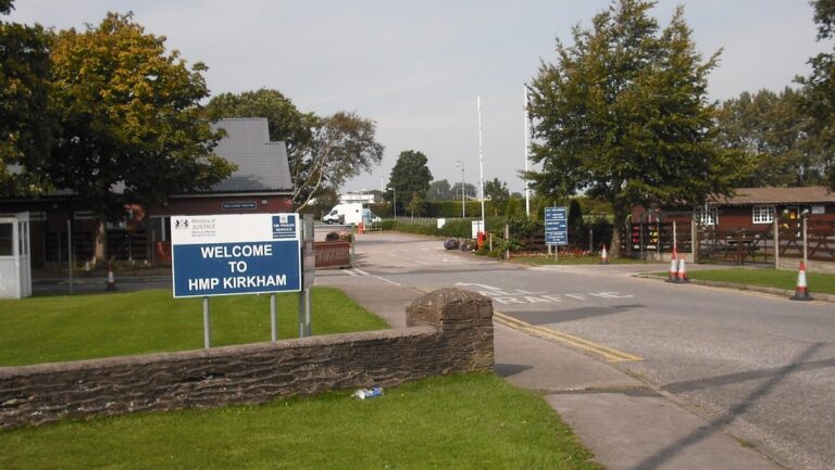 Exdirectora de penitenciario a juicio por involucrarse con un reo