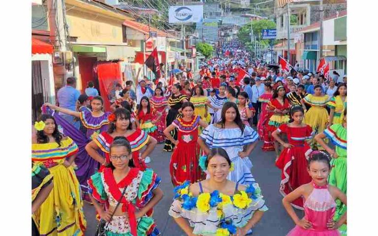 Familias de Boaco caminan celebrando todas las victorias del pueblo