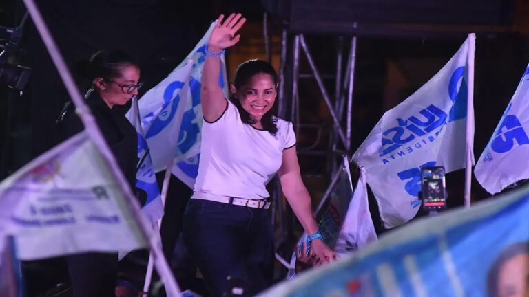 Candidata presidencial de Ecuador denuncia irregularidades en conteo de votos