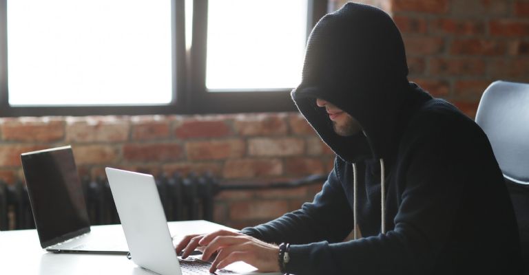 Hombre celoso contrata a un hacker