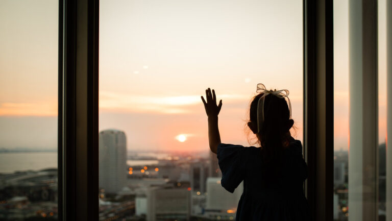 Impresionante una niña cae del piso 25 y sobrevive
