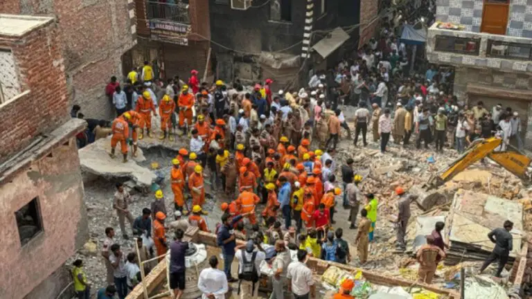 Colapso de edificio en India deja 11 muertos