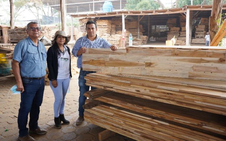 Servidores del Marena visita industria forestal en Managua