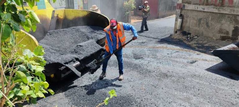Más calles asfaltadas en el barrio Camilo Ortega