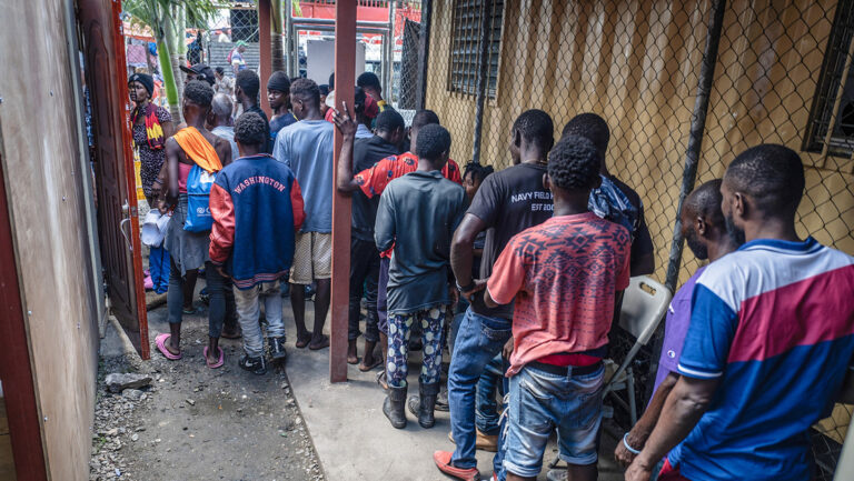 Migrantes que acudan al médico sin papeles serán deportados en RD