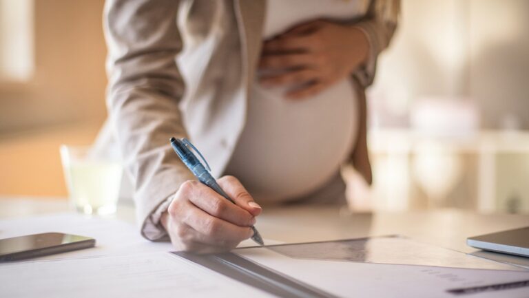 Mujeres que alquilen sus vientres serán incluidas en el registro