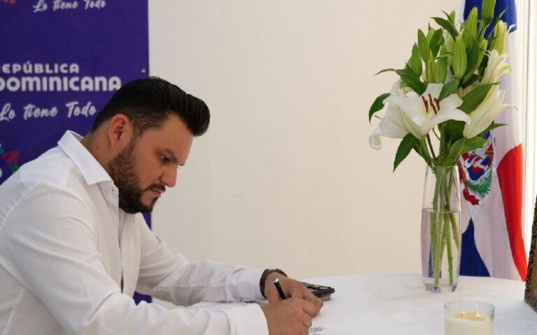 Firmamos libro de condolencias en Embajada de República Dominicana