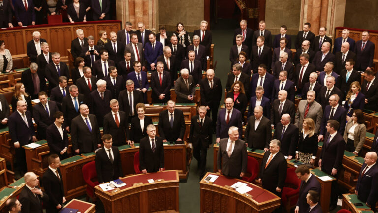 Parlamento de Hungría vota a favor de abandonar la CPI