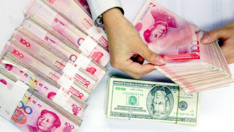 Piden reducir las compras de dólares estadounidenses