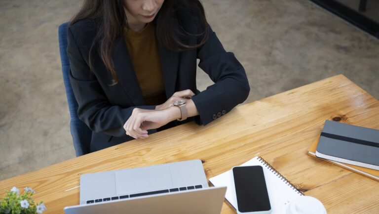 Mujer por salir un minuto antes la despidieron de su trabajo
