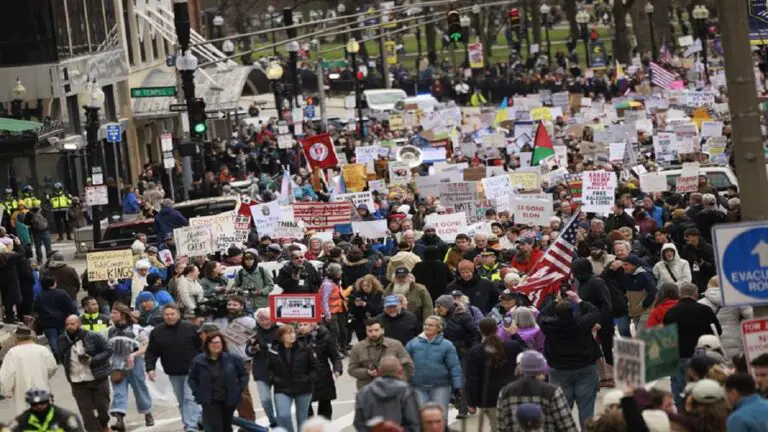 Protestas Globales bajo el Lema Manos Fuera expresan rechazo a las políticas de Trump y Musk