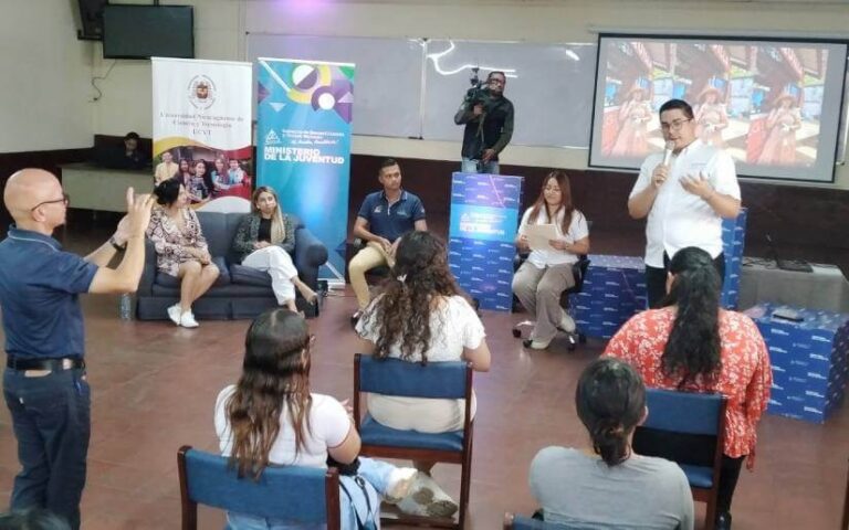 Realizan panel “Verano de Aventura”