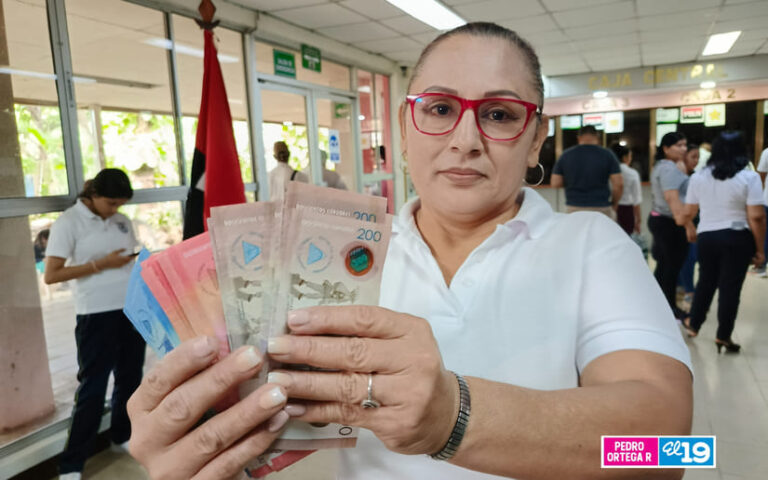 Servidores públicos del Minsa reciben su salario de abril