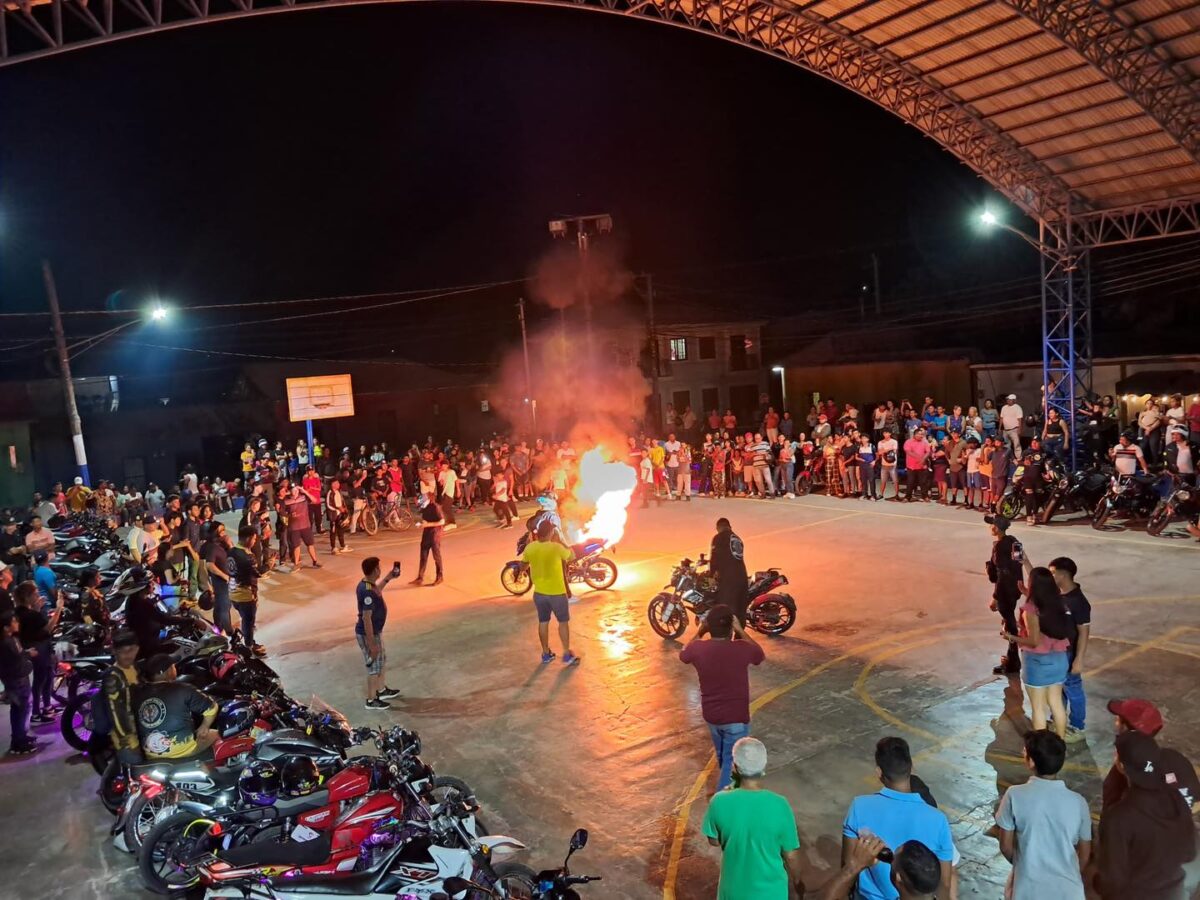 Realizan exhibición de motocicletas y autos modificados