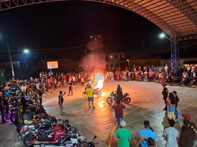 Realizan exhibición de motocicletas y autos modificados