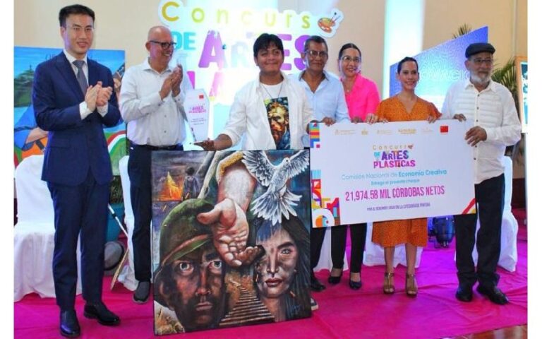 Premian a ganadores del Concurso de Artes Plásticas