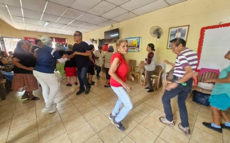 Adultos mayores celebran el Día Internacional de la Familia