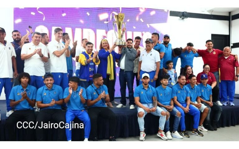 Autoridades de la Alcaldía reciben el trofeo del Managua FC