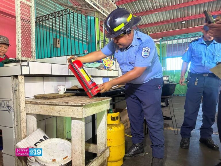 Bomberos Unidos realizan inspección en mercado Roger Deshon