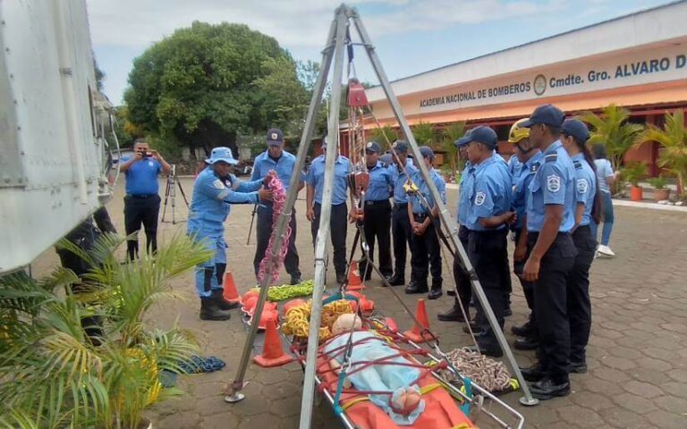 Bomberos del país inician curso en rescate estructural