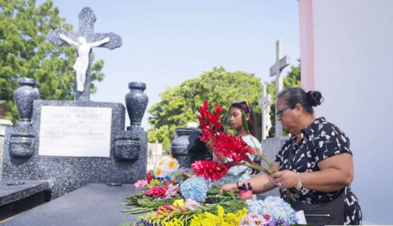 Cementerio General se llena de amor y memoria este 30 de mayo