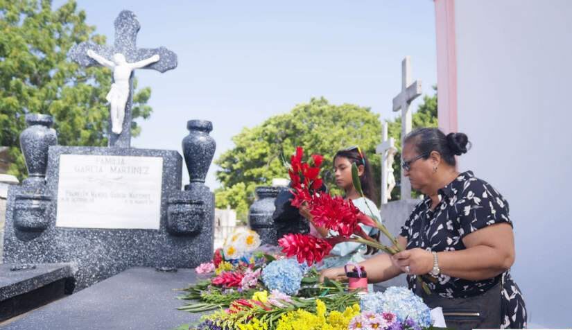 Como cada 30 de mayo, el Cementerio General de la capital recibió a decenas de familias que llegaron a rendir homenaje a sus madres.