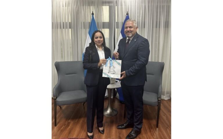 Compañera Darling Ríos presenta Copias de Estilo de sus Cartas Credenciales al Canciller de Honduras