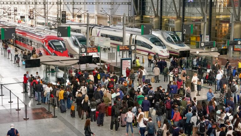 Dejan de circular los trenes de España por un robo