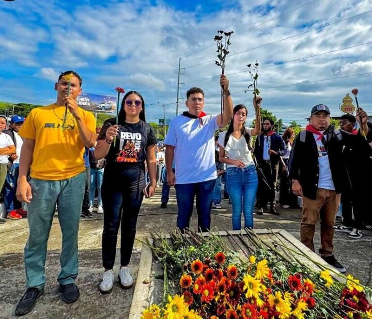 Juventud Sandinista coloca ofrendas florales al Héroe Rigoberto López Pérez