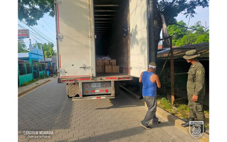 Descargue de merienda escolar en el municipio de Siuna, Región Autónoma de la Costa Caribe Norte