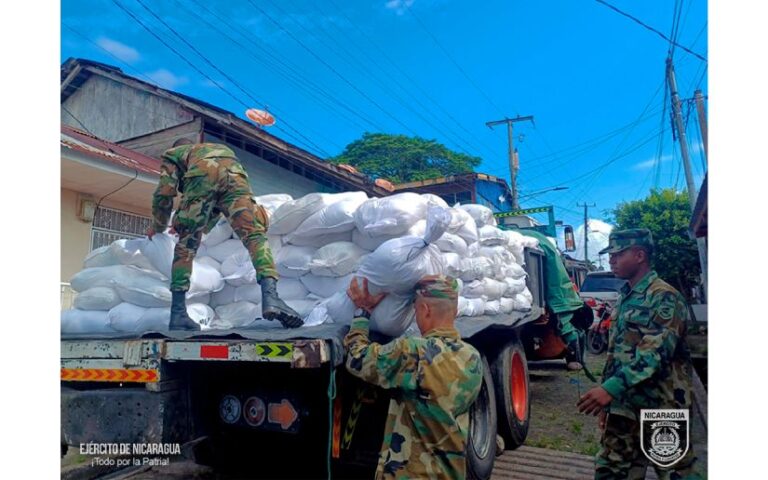Destacamento Militar Sur efectúa descargue de paquetes alimenticios en San Carlos