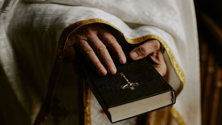 Encuentran a un pastor clavado a una pared