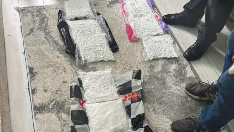 Encuentran más de 15 kg de cocaína en rosas