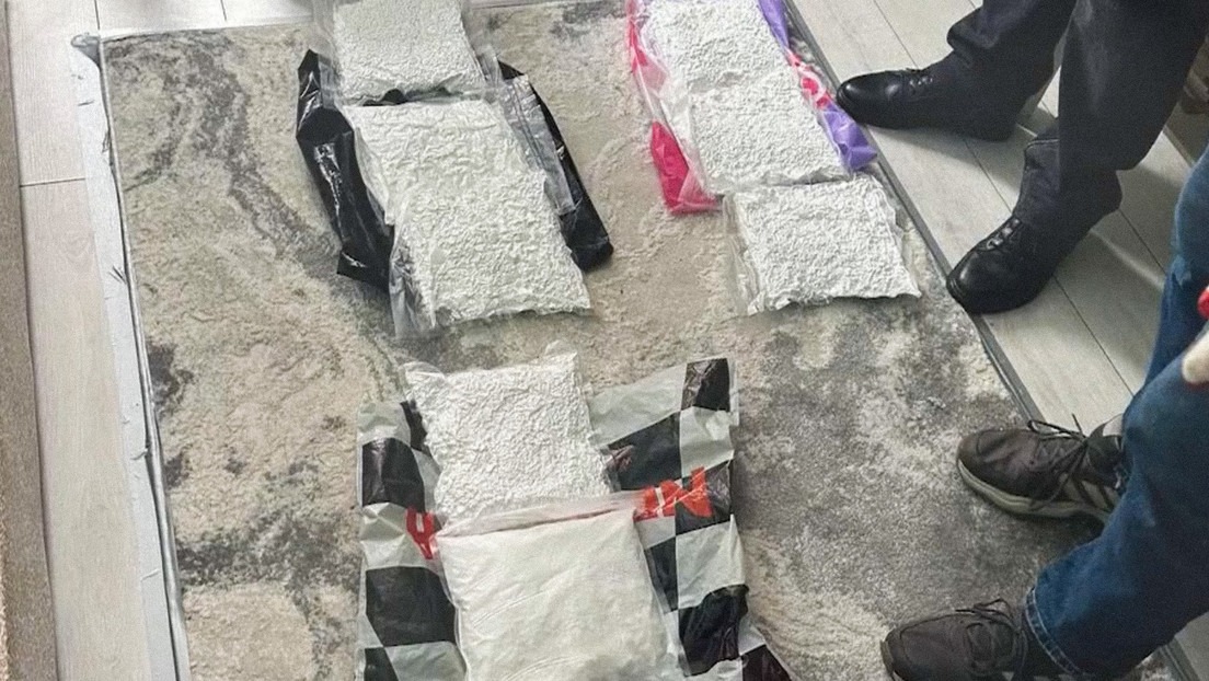 En un camión cargado con rosas procedentes de Ecuador, agentes encontraron más de 15.6 kilos de cocaína, informó el Servicio Federal.