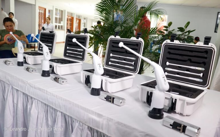 Entregan equipos para biopsia de mama y termocoaguladores