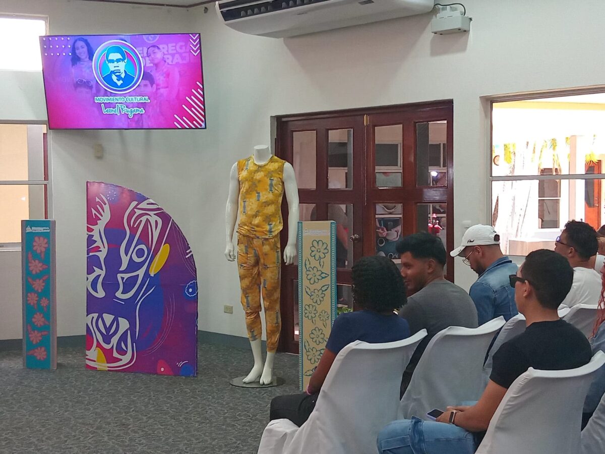 El Movimiento Cultural Leonel Rugama, realizó este viernes la entrega nacional de trajes para la danza urbana.