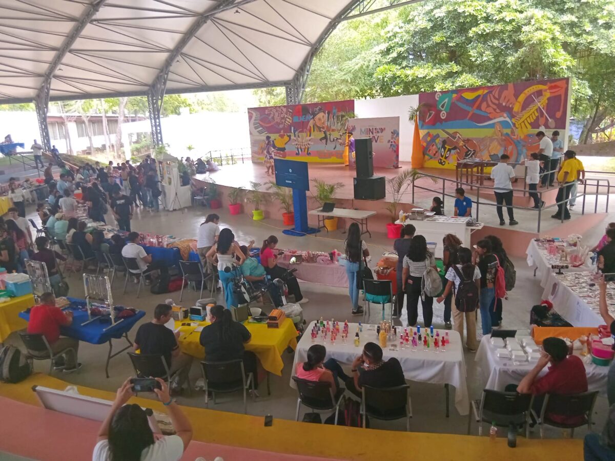 Estudiantes celebran a Mamá con un festival