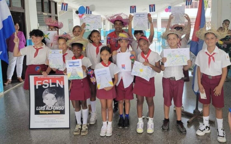 Estudiantes de la Escuela “Niños Héroes de Nicaragua” de la Habana le cantan a la Revolución Sandinista y Cubana
