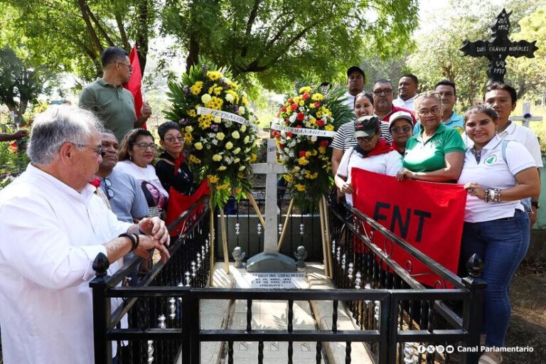El FNT y Fetsalud rinden homenaje a la enfermera Silvia Ferrufino
