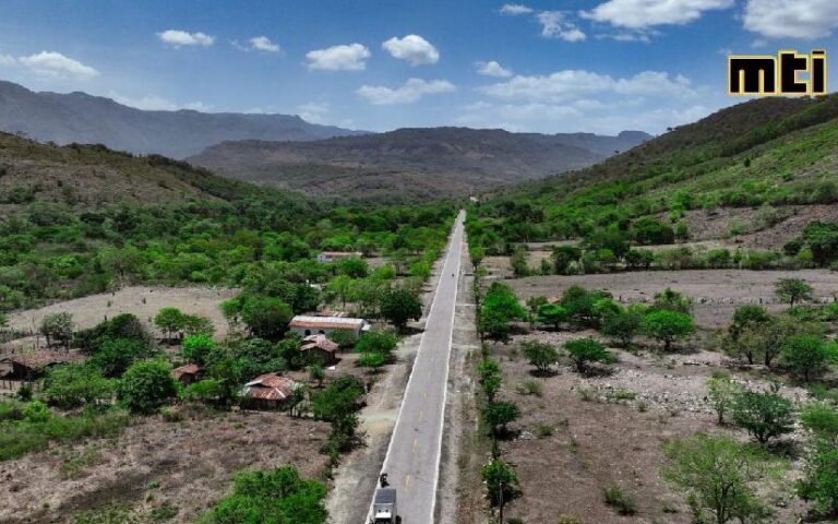 Inauguran primer tramo de carretera adoquinada en saludo al Día de las Madres
