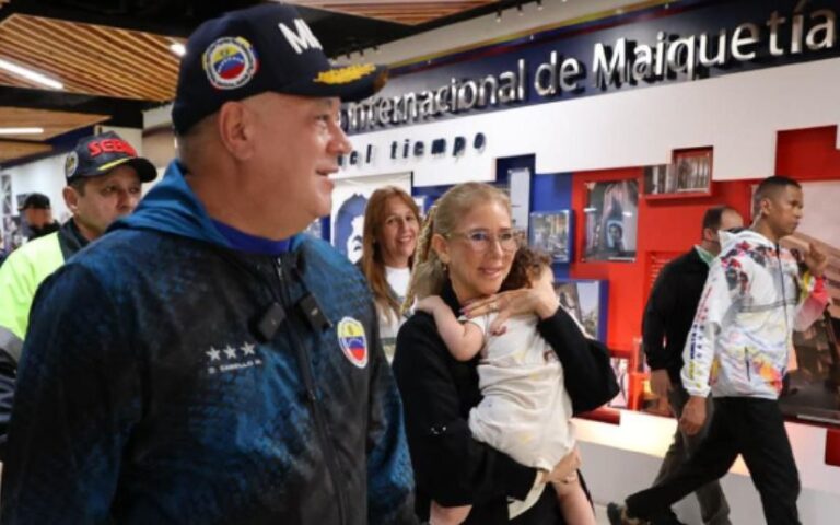 MAIKELYS YA ESTÁ CON SU MADRE