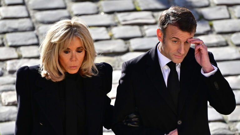 Macron niega que su esposa le haya dado una bofetada