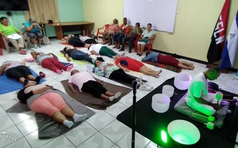 Madres disfrutan de un día de relajación con técnicas de sonido