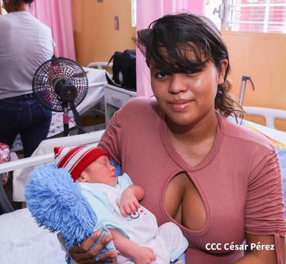 Madres que dieron a luz este 30 de mayo son homenajeadas con serenata y obsequios