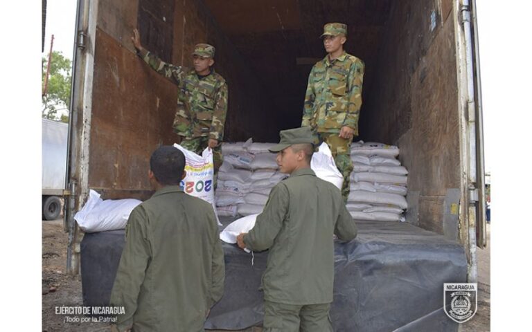 Primer Comando Militar Regional descarga alimentos de la merienda escolar en Estelí