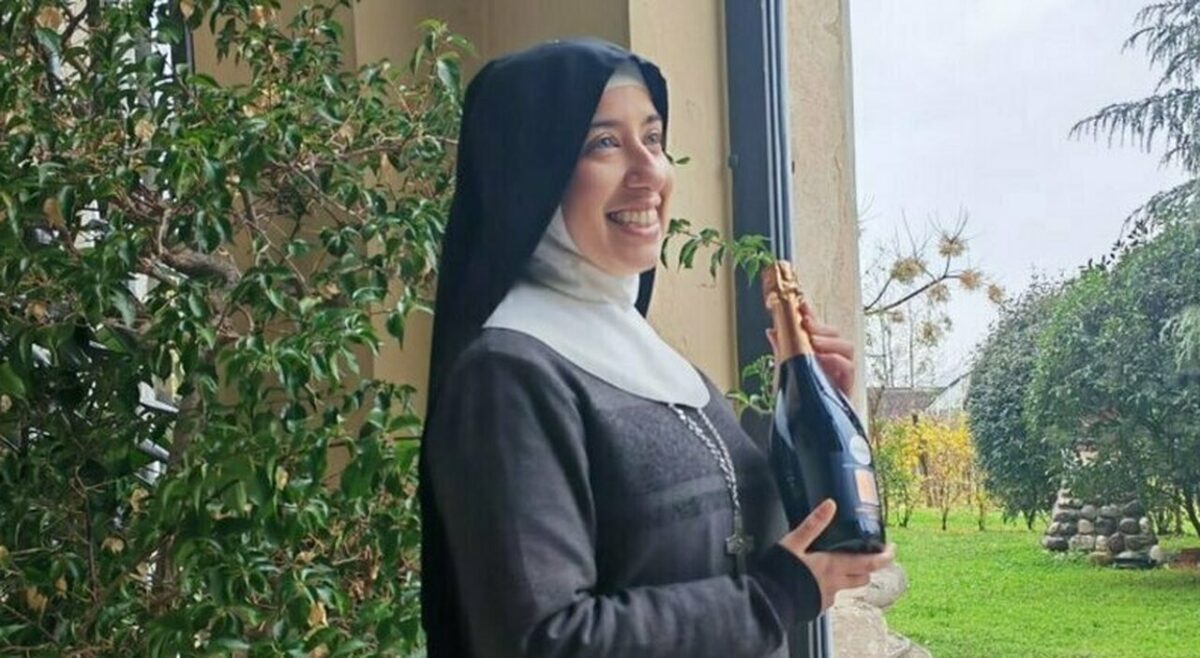 Monja es expulsada de su congregación por ser demasiado bella