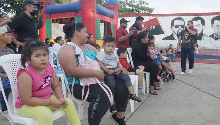 Familias del barrio Rigoberto López Pérez vive tarde llena de alegría